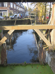 907944 Afbeelding van de restauratie van het sluisje in het Zwarte Water te Utrecht, vanaf het bruggetje naar het ...